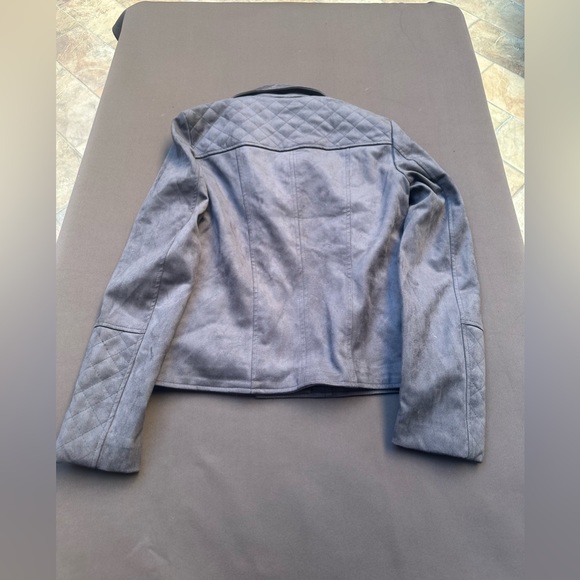 NWT Kut from the Kloth jacket size XS
Pit to pit: 16 1/2”
Length: 22” - Picture 3 of 7